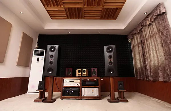 Acoustically-Treated Environment / listening room 